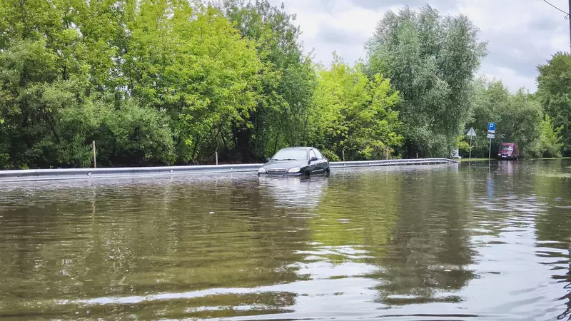 Будто паводок добрался до города: тюменцы жалуются на затонувшие парковки и дворы